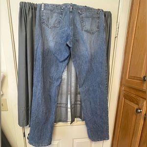 Men’s medium wash cinch jeans, 32x34